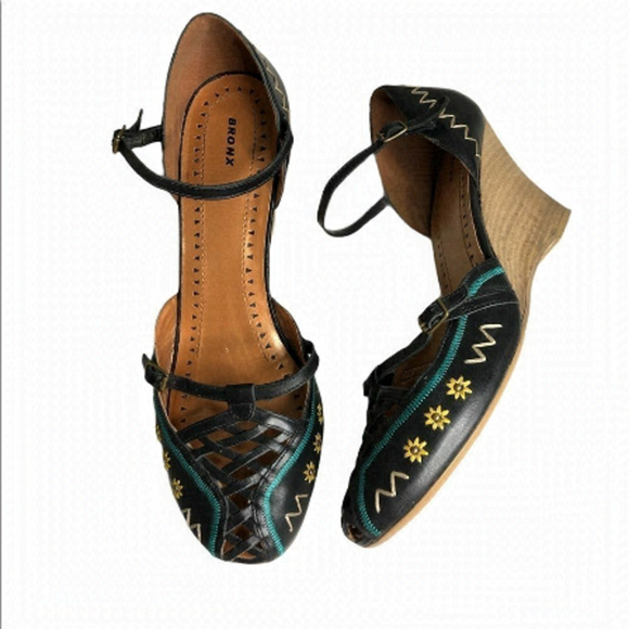 Bronx Shoes - Bronx Mia Embroidered Pump / Wedge